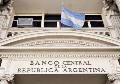 المركزي الأرجنتيني يبيع 367 مليون دولار تزامناً مع هبوط البيزو