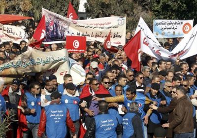 احتجاجات الجمارك بتونس تنتقل إلى مقر رئاسة الحكومة