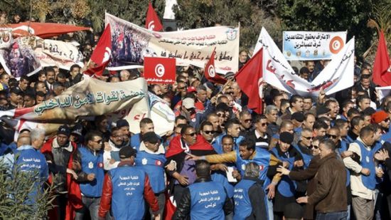 احتجاجات الجمارك بتونس تنتقل إلى مقر رئاسة الحكومة