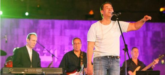 مدحت صالح يشعل حفله بمهرجان القلعة للموسيقى والغناء