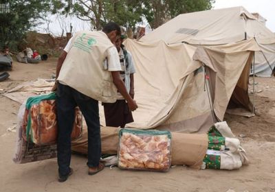 بدعم سعودي..توزيع مساعدات إيوائية للنازحين في الخوخة بالحديدة (صور)