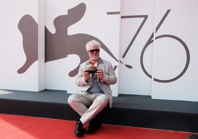 بيدرو ألمودوفار يفوز بجائزة إنجاز العمر بمهرجان فينيسيا