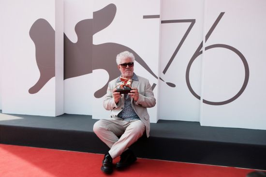 بيدرو ألمودوفار يفوز بجائزة إنجاز العمر بمهرجان فينيسيا