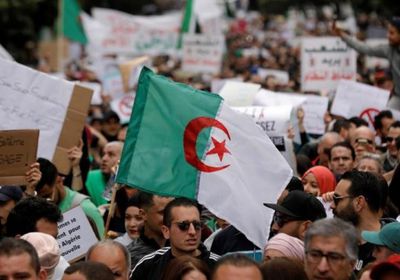 على خطى السودان.. متظاهرو الجزائر يطالبون بمرحلة انتقالية