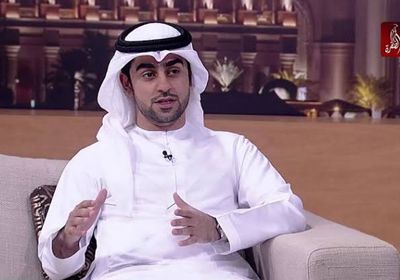 كاتب إماراتي يفضح سياسة الهروب لحكومة الشرعية