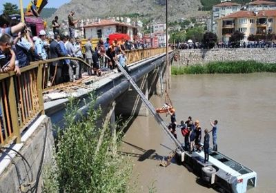 بعد سقوط حافلتهم بالنهر.. مصرع 24 شخصًا غربي باكستان