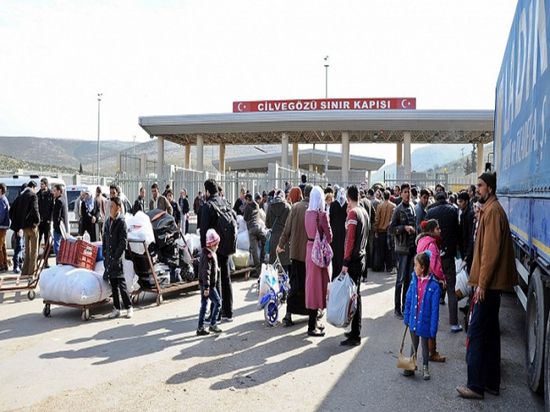 محتجون سوريون يقتحمون معبر باب الهوى الحدودي مع تركيا