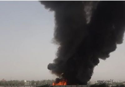 بالفيديو.. قصف حوثي عنيف على مصنع مجمع أخوان ثابت في الحديدة