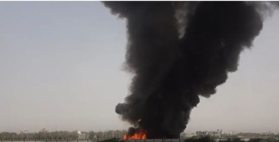 بالفيديو.. قصف حوثي عنيف على مصنع مجمع أخوان ثابت في الحديدة