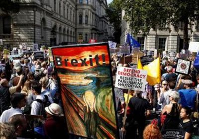 احتجاج الآلاف في بريطانيا على قرار "جونسون" بتعليق جلسات البرلمان