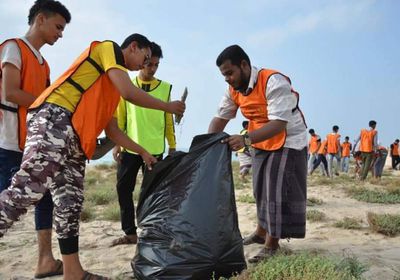 بمشاركة طلاب الثانوية.. مبادرة نظافة موسعة في شاطئ الستين بالمكلا (صور)