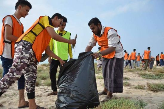 بمشاركة طلاب الثانوية.. مبادرة نظافة موسعة في شاطئ الستين بالمكلا (صور)