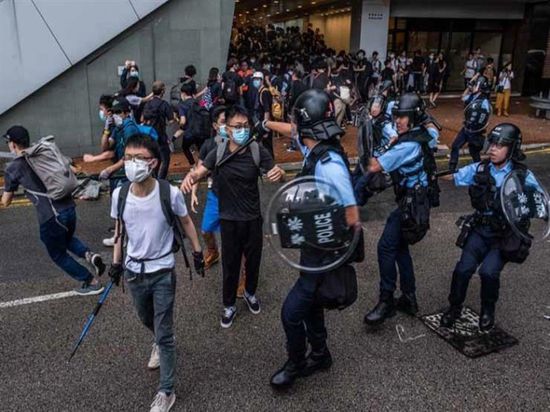 متظاهرو هونغ كونغ يحاولون تعطيل المترو ويدعون لإضراب عام