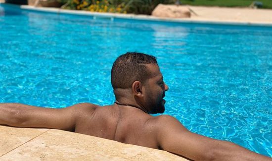 تامر عاشور في جلسة تصوير جديدة من داخل حمام السباحة (صور)