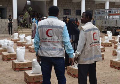 الهلال الإماراتي يدشن توزيع السلال الغذائية بلحج (صور)  