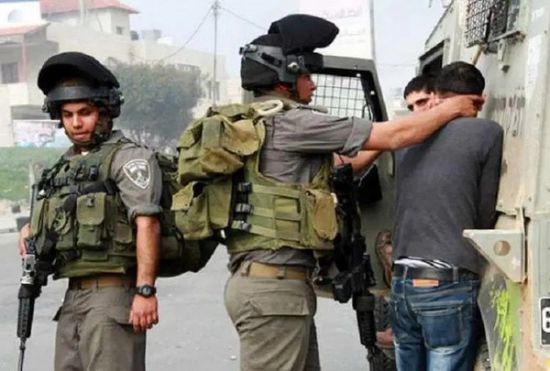 اعتقال 12 فلسطينيًا من قبل سلطات الاحتلال بالضفة الغربية