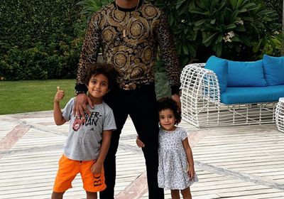 "ربنا يحفظ أبناءكم".. شاهد محمد رمضان برفقة أولاده على وكنز