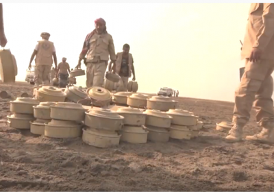 القوات المشتركة تتلف كميات كبيرة من الألغام الحوثية في الحديدة (فيديو)