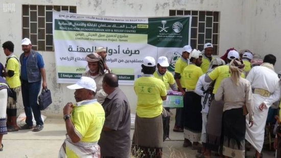 بدعم سعودي..توزيع أدوات المهنة على المزارعين في شبوة (صور)