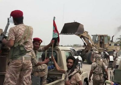 الأجهزة الأمنية بعدن تقوم بإنشاء سياجات أمنية في خط العلم (صور)