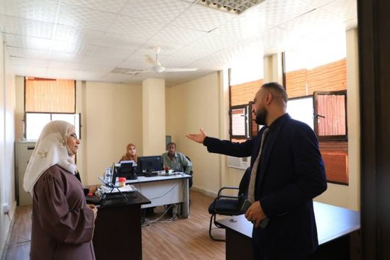 قيادية بالمجلس الانتقالي تزور مكتب وزارة الصناعة والتجارة في العاصمة عدن(صور)