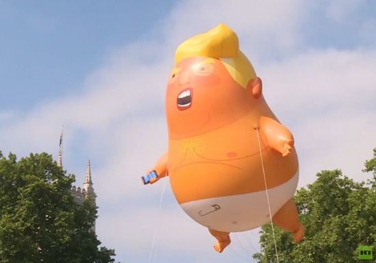 بسبب جزيرة غرينلاند.. "ترامب الرضيع" يُحلّق في سماء كوبنهاغن