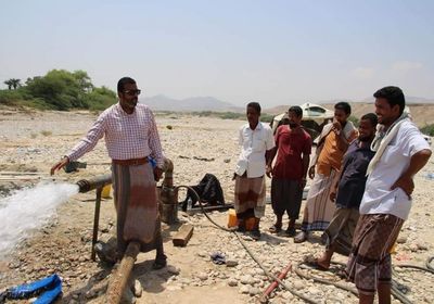 ضخ تجريبي لبئرين في حقل الشروج المائي غرب المكلا (صور)