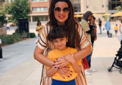 أسما منير تنشر صورها بصحبة ابنتها في أول يوم دراسة 