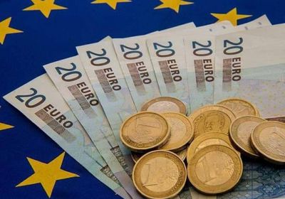 اليورو يترنح لأدنى مستوياته بسبب توقعات خفض الفائدة