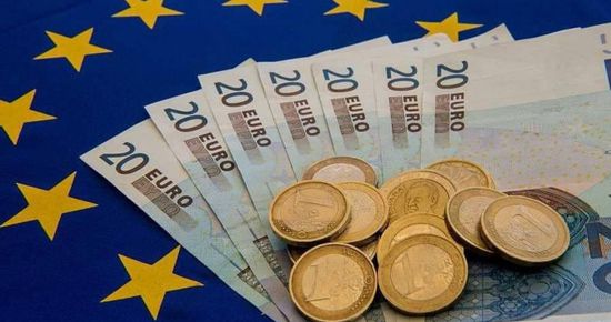 اليورو يترنح لأدنى مستوياته بسبب توقعات خفض الفائدة