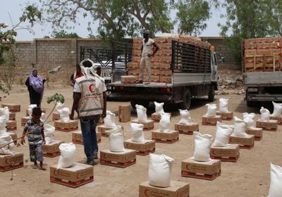 الهلال الإماراتي يوزع 500 سلة غذائية في منطقة زائدة بلحج 