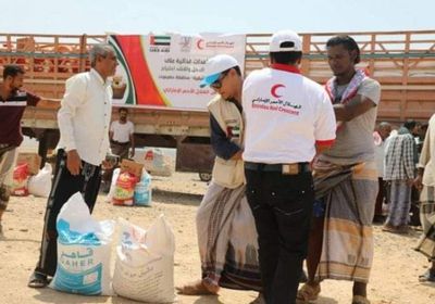بدعم إماراتي..توزيع 500 سلة غذائية على أهالي الديس الشرقية بحضرموت