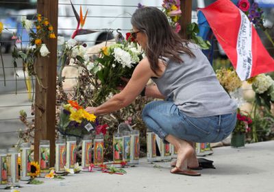 بالصور.. وقفة بالورود لتأبين ضحايا حريق سفينة للغوص بأمريكا