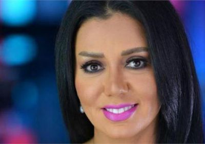 رانيا يوسف أنيقة بإطلالة وردية في أحدث جلسة تصوير