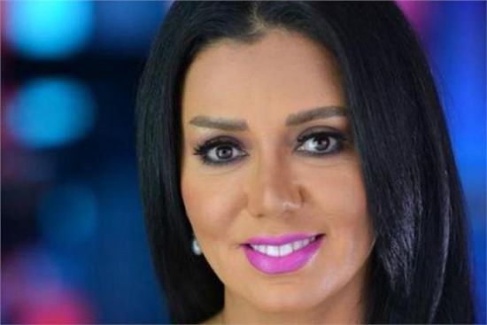 رانيا يوسف أنيقة بإطلالة وردية في أحدث جلسة تصوير