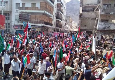 أعلام الإمارات ترفرف في سماء عدن وسط استمرار توافد الحشود الجنوبية (صور)