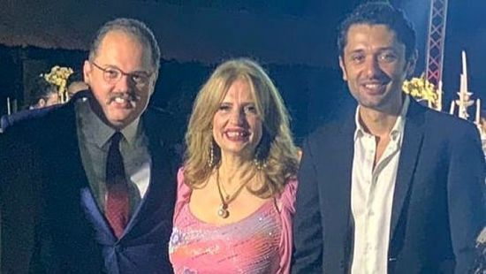 محمد محمود عبد العزيز بصحبة شقيقه ووالدته في صورة جديدة 