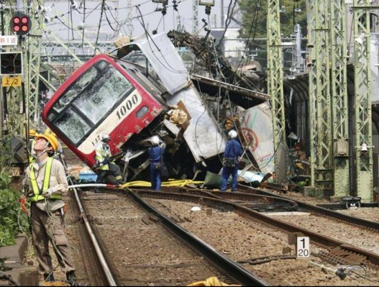 مقتل شخص وجرح 30 آخرين في حادث اصطدام بين قطار فائق السرعة وشاحنة باليابان