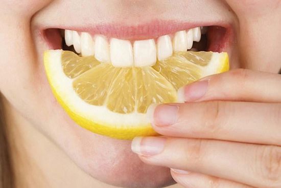 انتبه.. الماء الدافئ والليمون يسبب تساقط الأسنان
