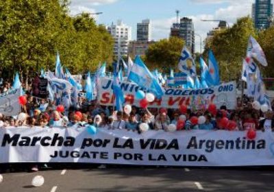 آلاف الأرجنتين يحتجون على تردى الأوضاع المعيشية فى بلادهم 