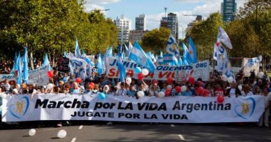 آلاف الأرجنتين يحتجون على تردى الأوضاع المعيشية فى بلادهم 