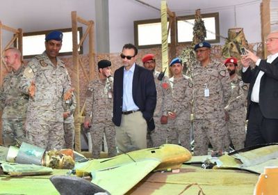 مساعد وزير الخارجية الأمريكي يطلع على بقايا أسلحة الحوثيين