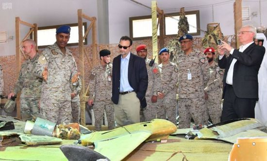 مساعد وزير الخارجية الأمريكي يطلع على بقايا أسلحة الحوثيين