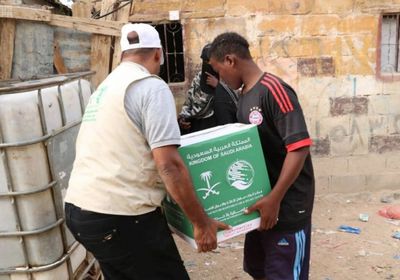 بدعم سعودي.. توزيع 3 آلاف سلة غذائية بعتق (صور)