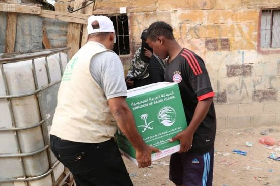 بدعم سعودي.. توزيع 3 آلاف سلة غذائية بعتق (صور)