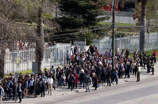 (صور).. إجلاء مواطنين في تشيلي خلال محاكاة لزالزال تسوماني