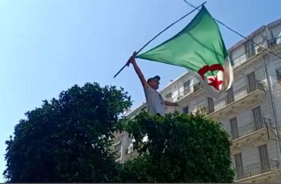مظاهرات جزائرية بعد الدعوة لتنظيم الانتخابات الرئاسية قبل نهاية السنة