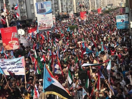 إماراتيون يعبرون عن سعادتهم بمشاهد الحشود في مليونية الوفاء بعدن (فيديو)