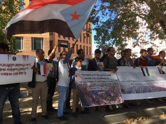 شاهد.. فعالية تضامنية لأبناء الجنوب في ألمانيا أمام الخارجية