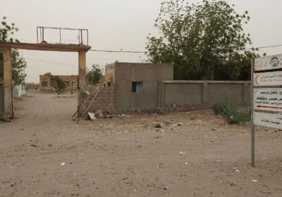 إصابة مواطن في قصف حوثي مكثف على منازل المواطنين في حيس 